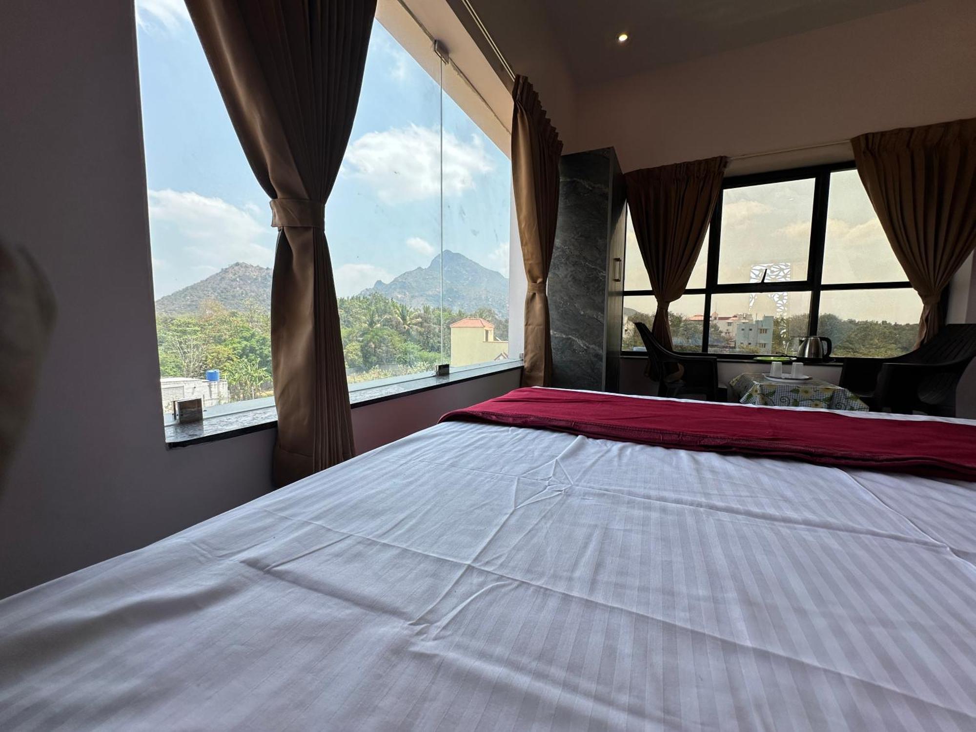Om Lingeswaran Home Stay Tiruvannāmalai المظهر الخارجي الصورة