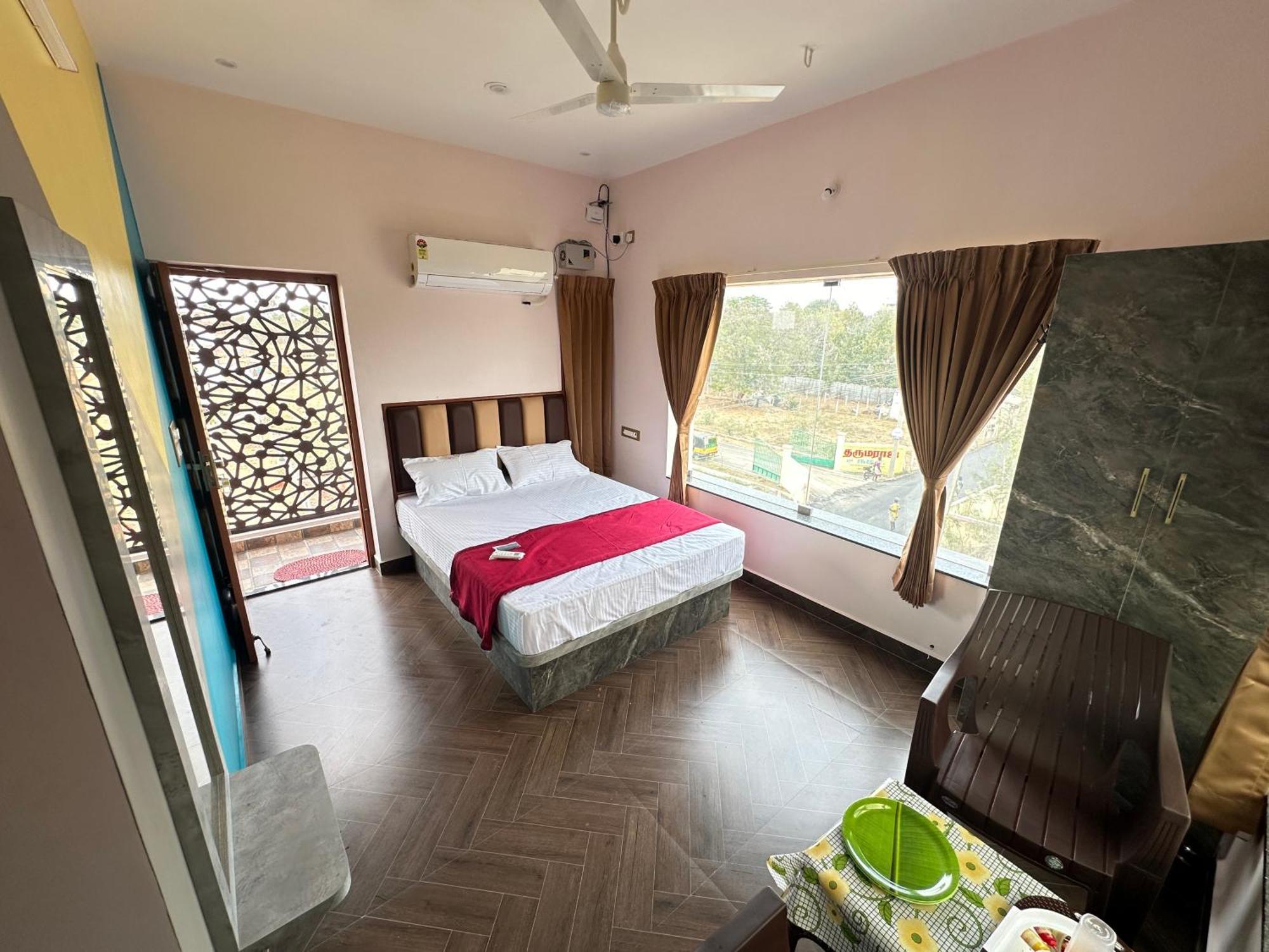Om Lingeswaran Home Stay Tiruvannāmalai المظهر الخارجي الصورة