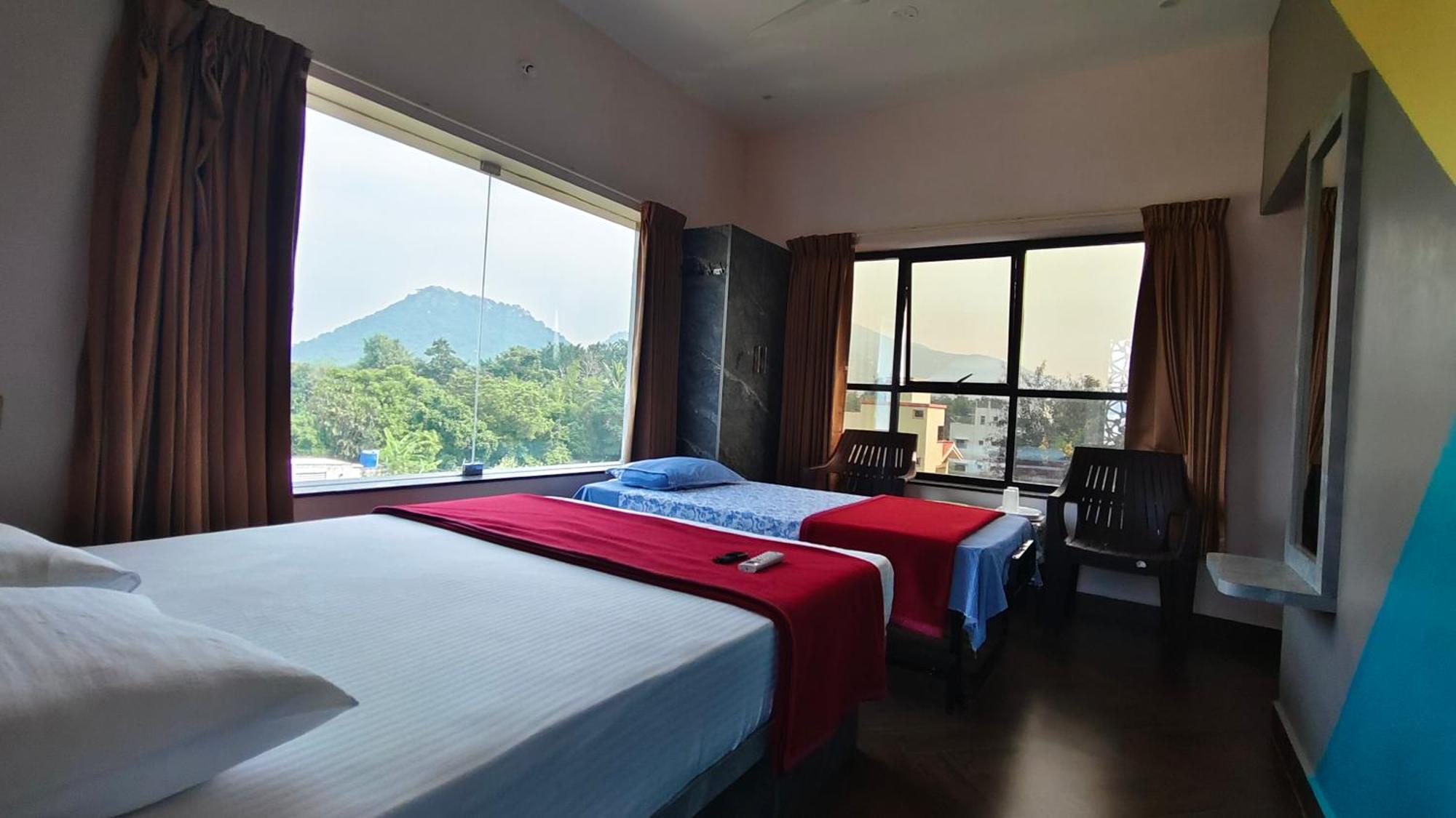 Om Lingeswaran Home Stay Tiruvannāmalai المظهر الخارجي الصورة